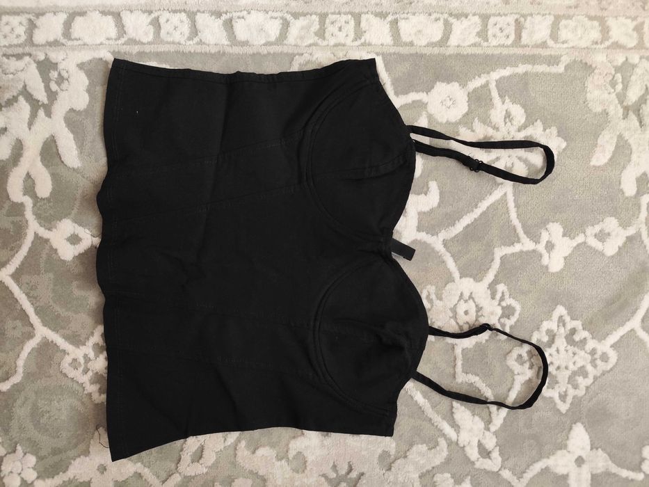 Czarna bluzka crop top na ramiączkach