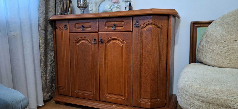 Meble drewniane w kolorze wiśni