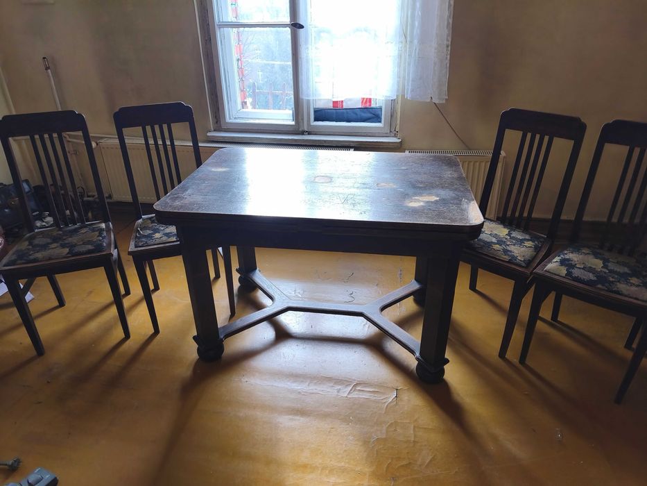 Stary rozkładany stół z czterema krzesłami
