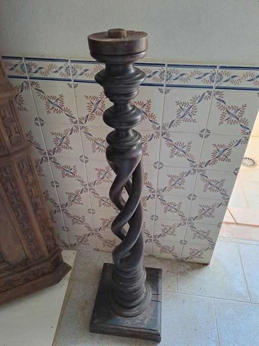 Peça decorativa torcida em madeira
