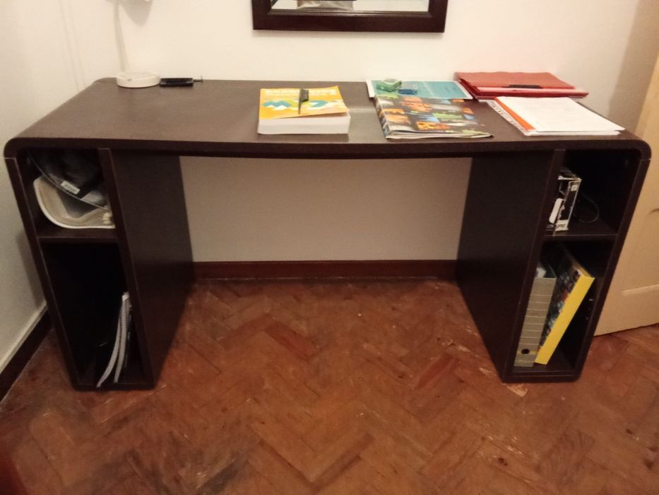 Secretaria em Ótimo estado