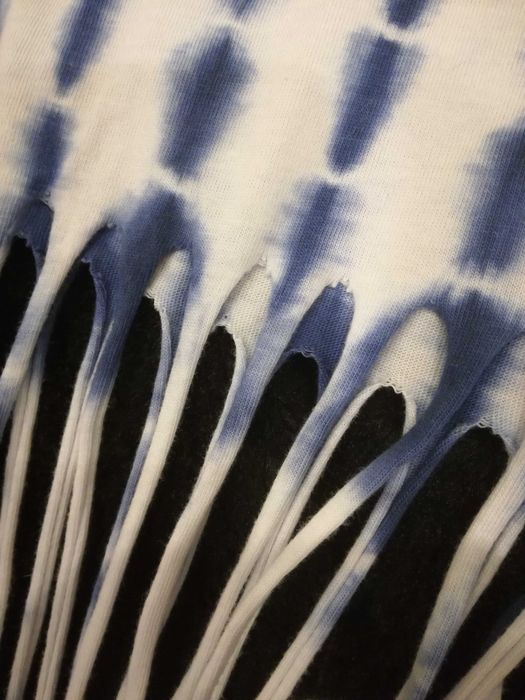 Narzutka z długimi frędzlami na plażę tunika h&m xs biała granatowa