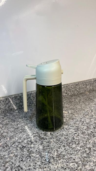 Recipiente em vidro  escuro  para azeite  com spray
