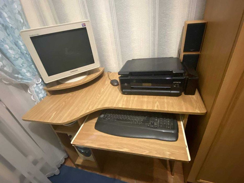 Продам комп'ютер,монітор,клавіатуру, мишу і комп'ютерний стіл.