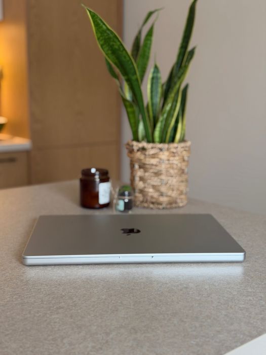 MacBook Pro 16” M4 Pro 48GB ram 512GB SSD