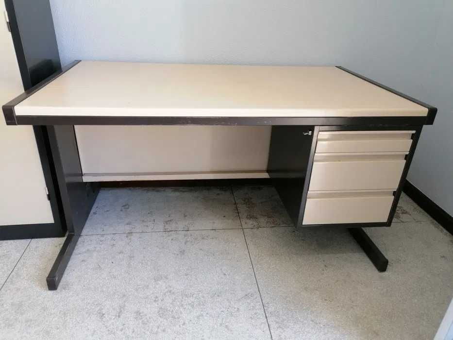 Secretárias em metal com gavetas - 120€ CADA