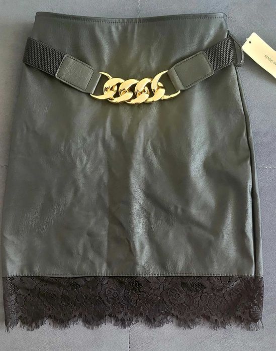 Mini z eko skóry wykończona koronką