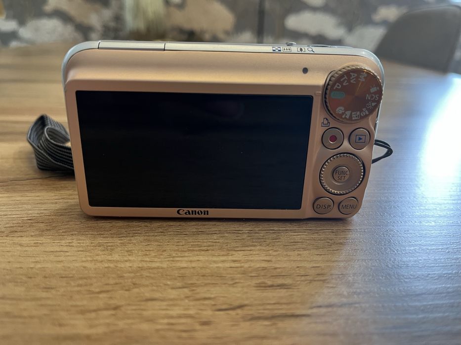 Цифровий фотоапарат бренду Canon, модель SX 210IS.