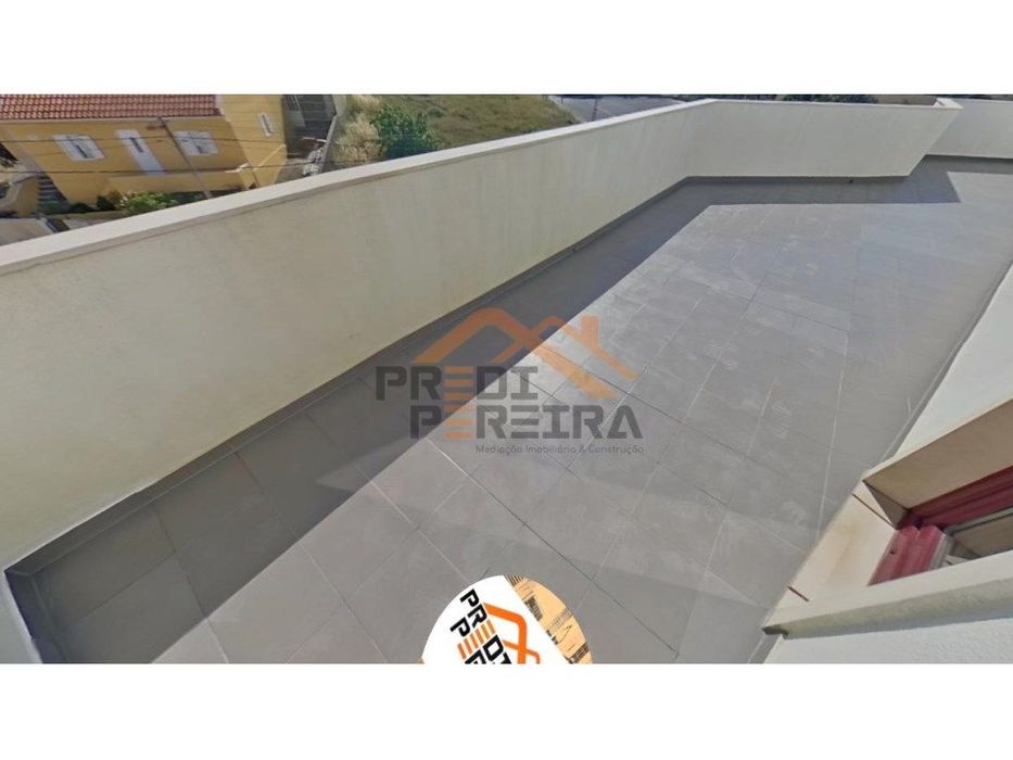 Apartamento T3 duplex remodelado, com box, situado em Casal de Cambra.