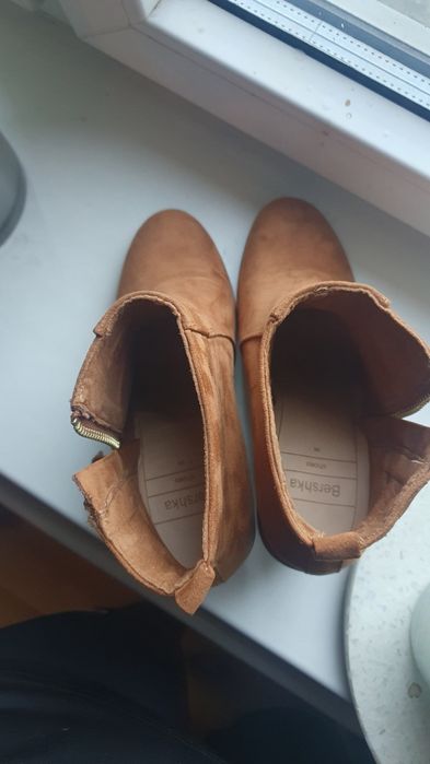 Brązowe botki. Bershka