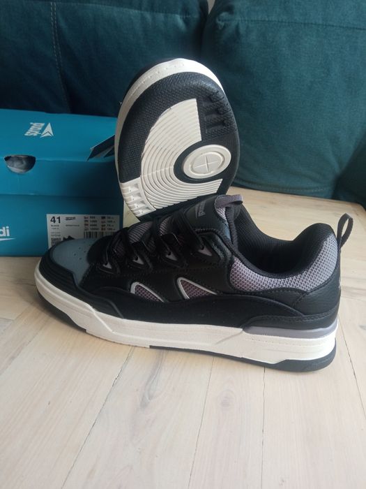 Продам кроссовки