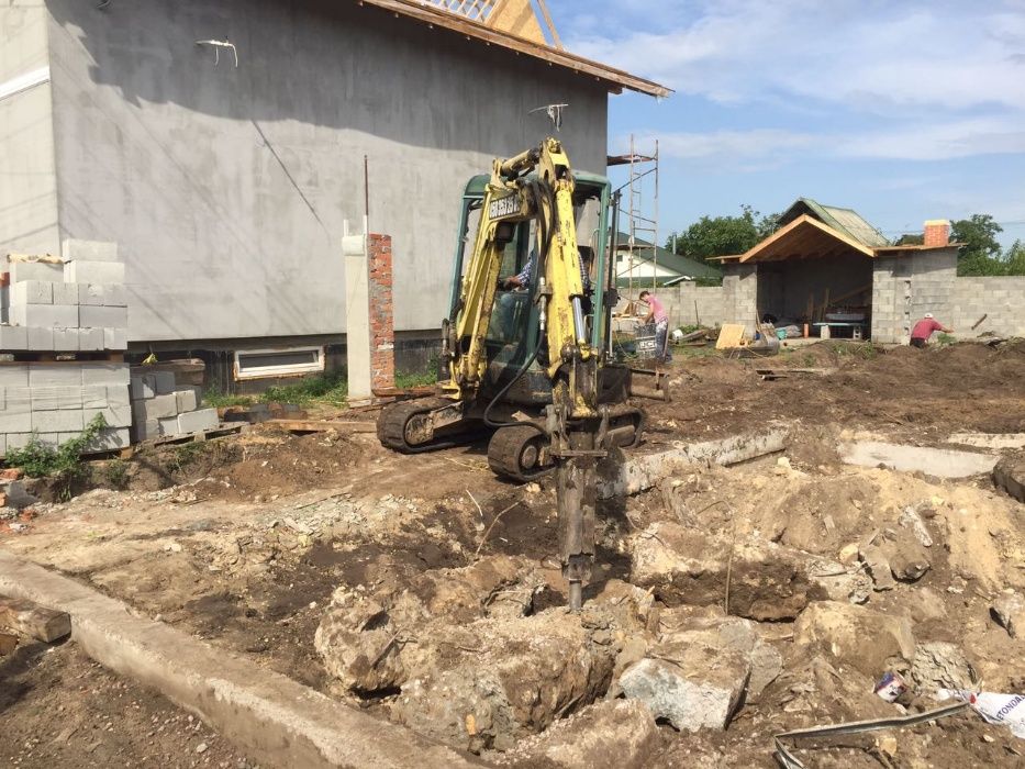 Очищення старої штукатурки, стяжки, шпалери, демонтаж даху