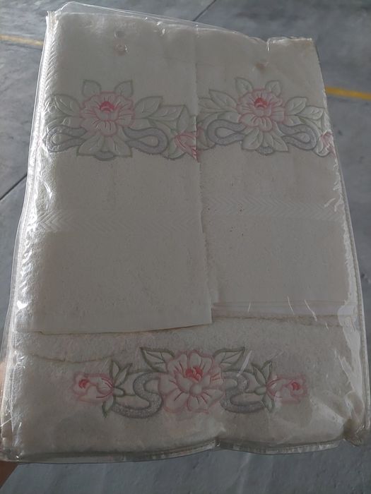 Três toalhas de quarto de banho