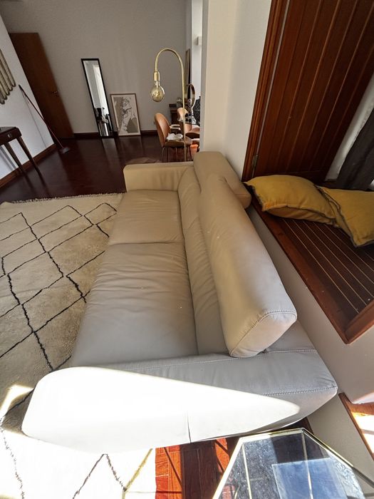 Sofa 3 lugares em pele bege Divani Divani