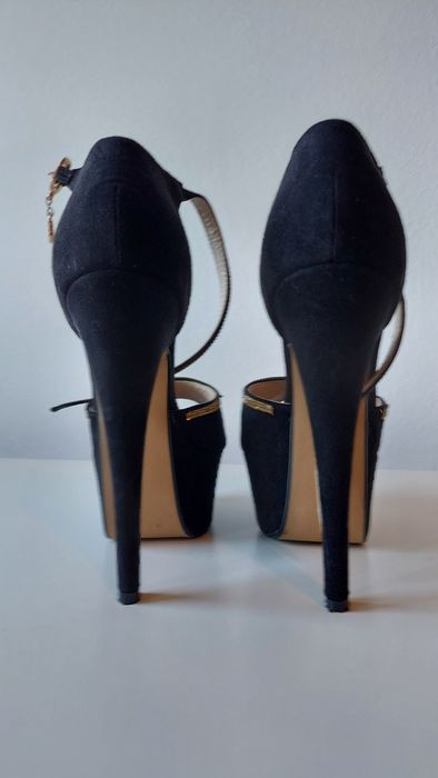 Sapato salto agulha preto com brilhantes