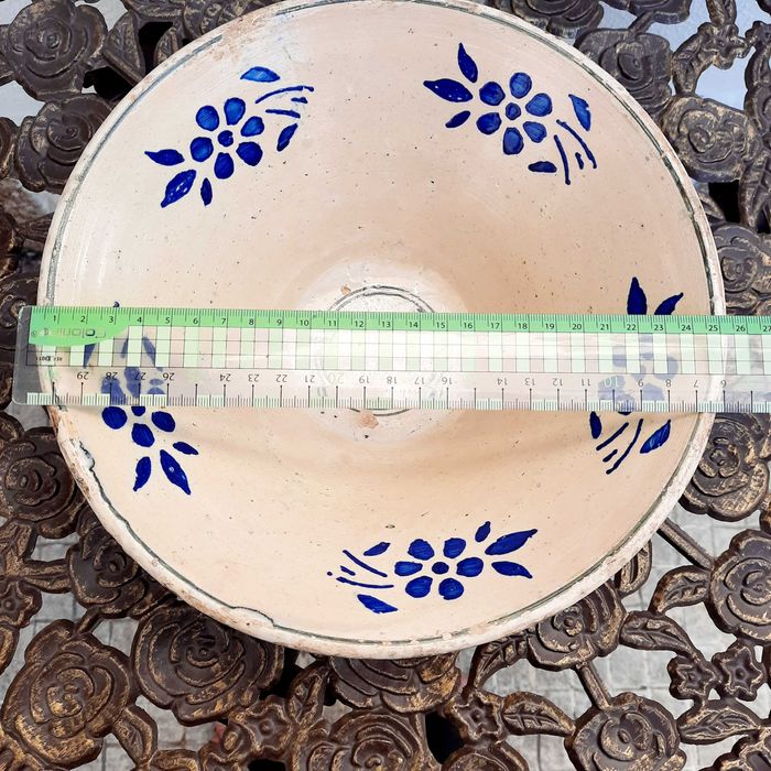 Saladeira antiga de faiança portuguesa do século XIX.