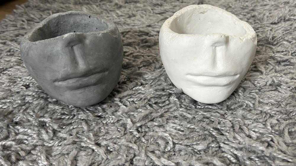2 małe betonowe doniczki