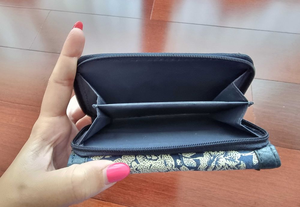 Carteira pequena azul e branca com padrão florido