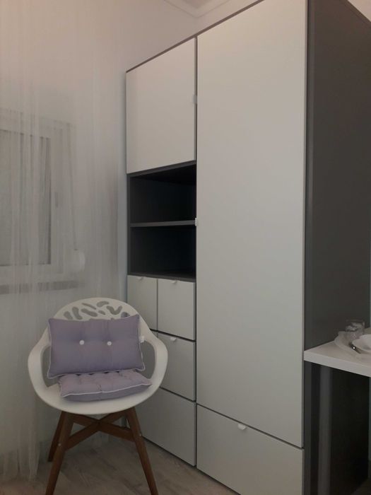 Alugo Quarto  equipado com frigorífico e TV LED no interior