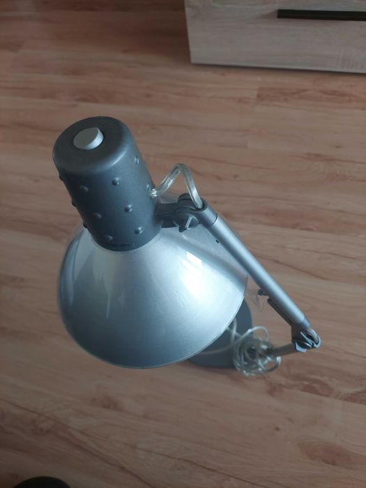Srebrna lampa na biurko