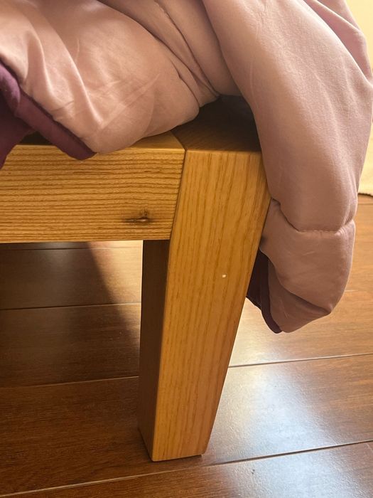 Cama, colchão, mesinhas cabeceira Carvalho