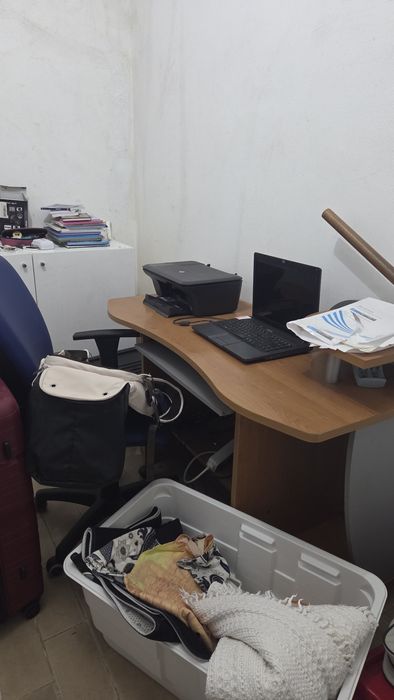 Secretaria com cadeira