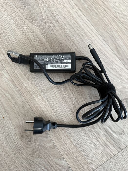 Ladowarka HP 65W. Uzywana. Sprawna