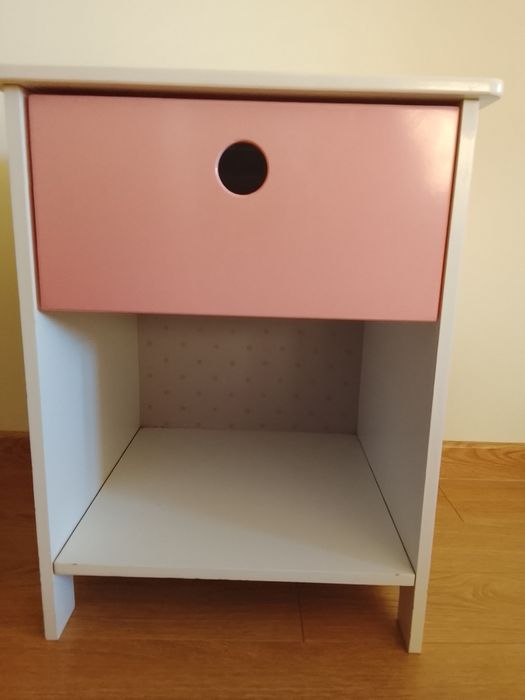 Mesa de cabeceira quarto menina