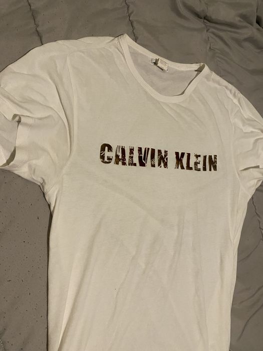 Tshirt Calvin klein em bom estado