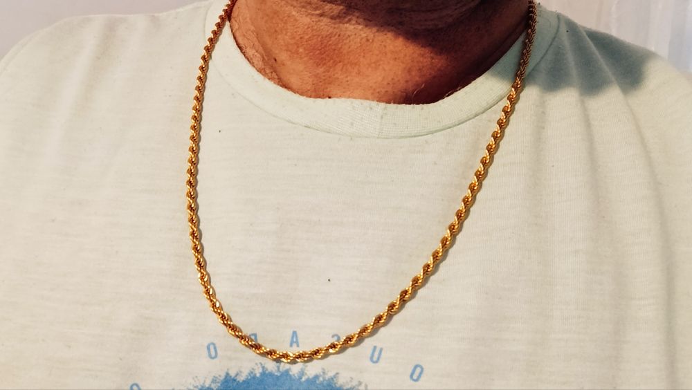 Cordão corrente folheado a ouro 12k.