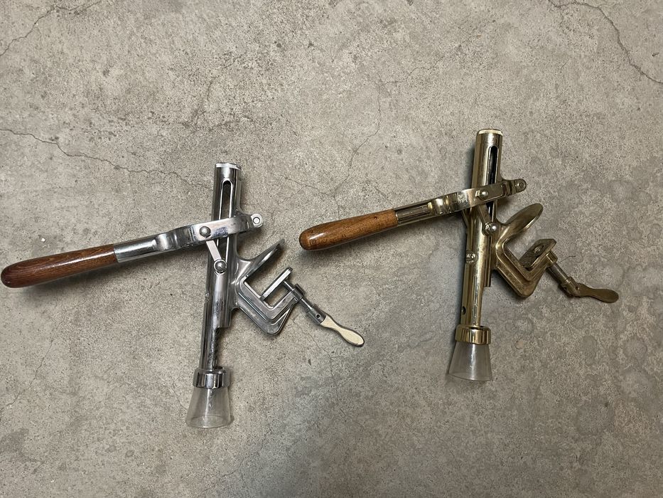 Saca rolhas de mesa com cabo em madeira cromado e dourado