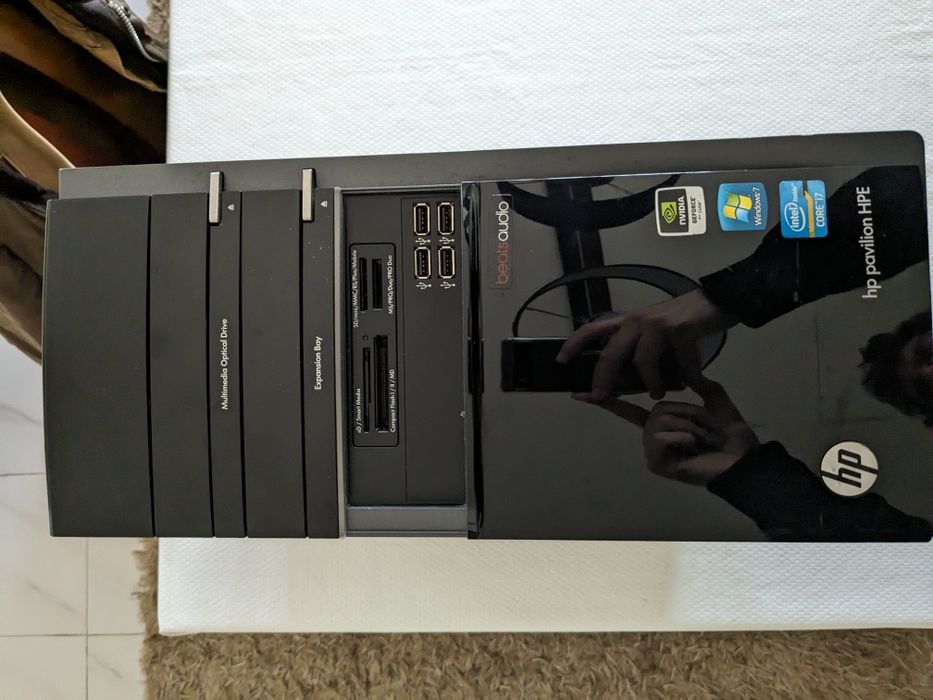 Caixa de computador com vários componentes