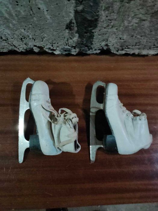 Коньки (Ковзани) білі. Довжина леза 22 см