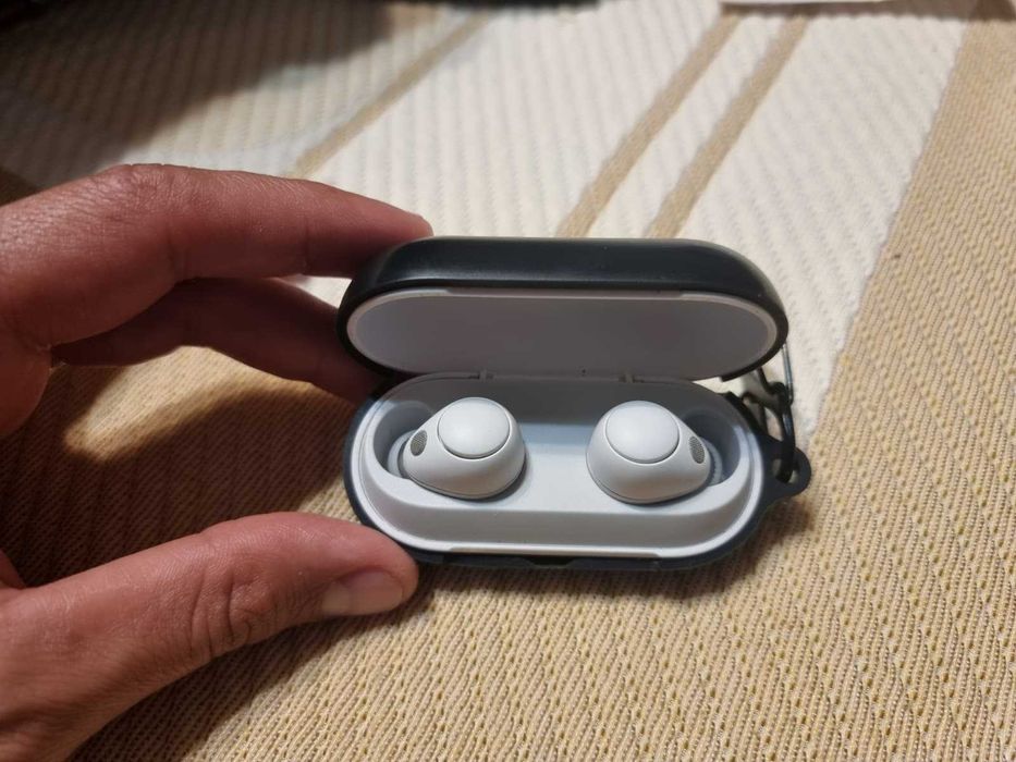 Earbuds Auriculares Wireless WF C700N com protecão preta e em estado novo!