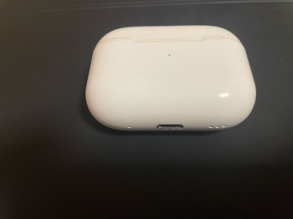 Б/у Зарядний кейс для AirPods Pro 2 покоління білий + чохол