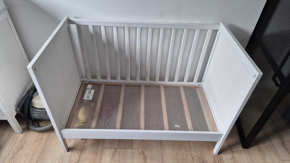 Sprzedam komplet mebli IKEA Sundvik (łóżeczko, przewijak, szafa)