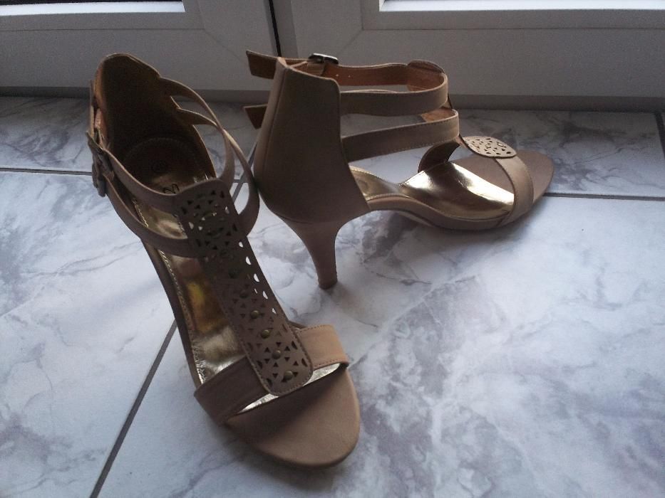 Nowe beżowe sandałki City Walk 40