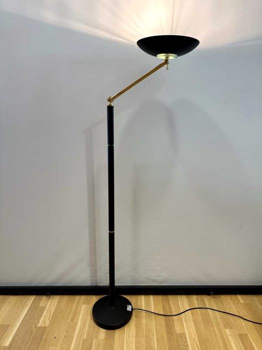 Candeeiro de pé de halogéneo, em preto e dourado