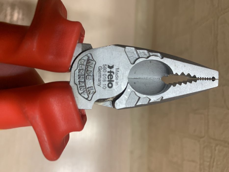 Комбинированные плоскогубцы с диэлектрическими ручками 160 мм Felo