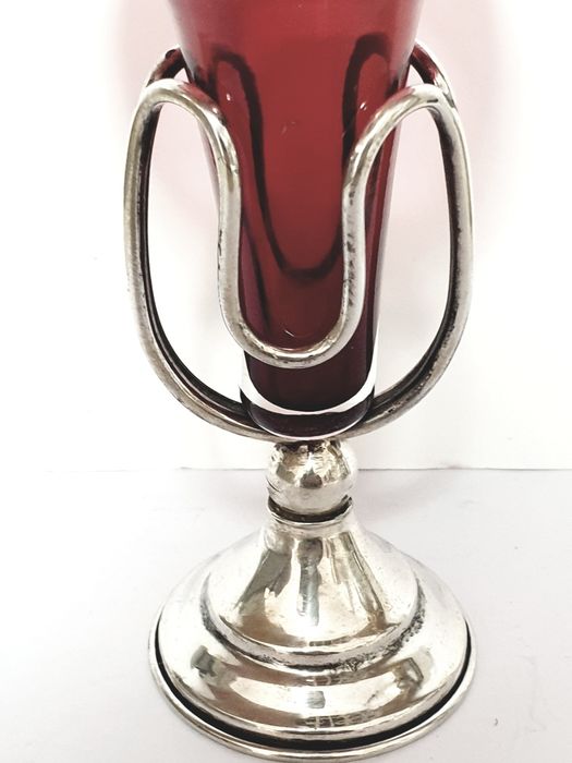 Antiga jarra solitária c. armação em prata artística e vidro cranberry