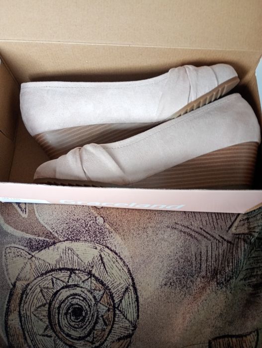 Nowe czółenka na koturnie 39