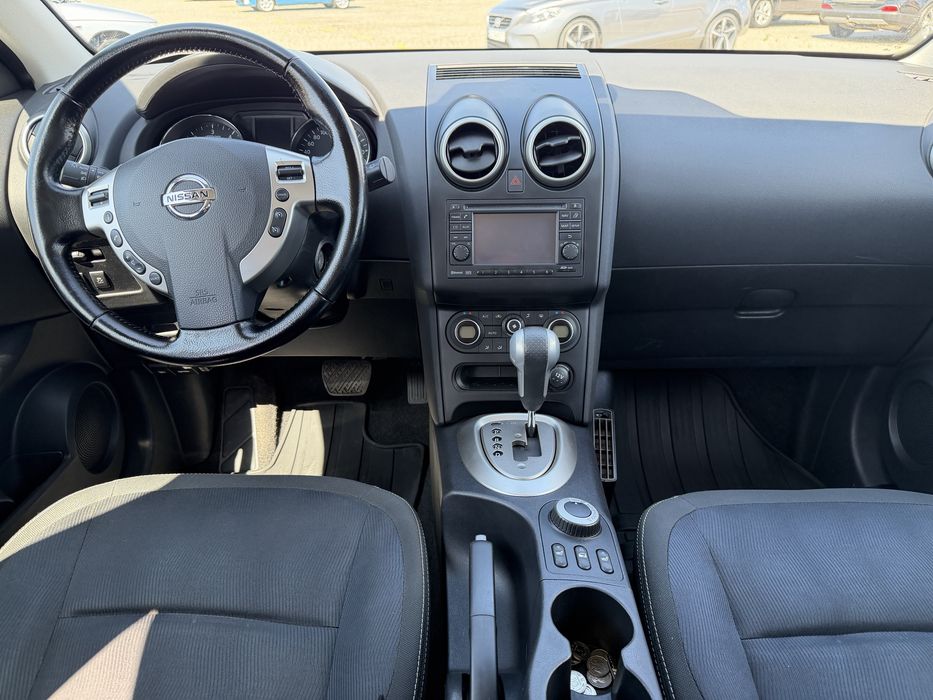 Nissan Qauhkai+2