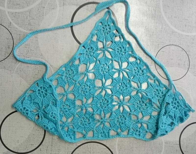 Блакитна в'язана ажурна хустка кроше косинка.