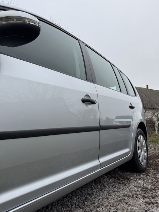 Volkswagen Touran 2011 рік