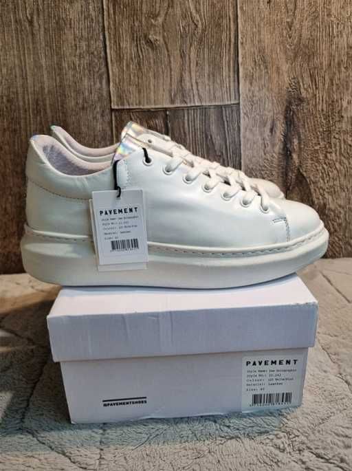 Białe skórzane buty sneakersy Pavement Dee Holographic 40