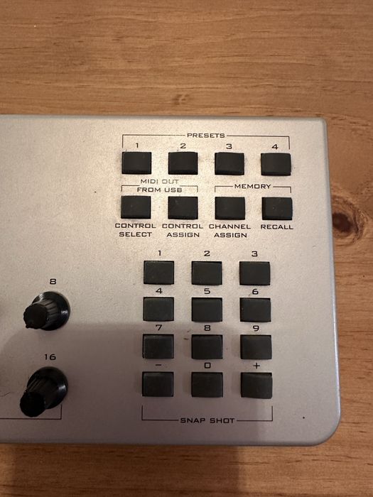 Evolution UC16 MIDI controller64284814445570121