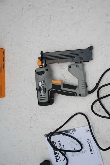 Gwoździarka . zszywacz elektryczny