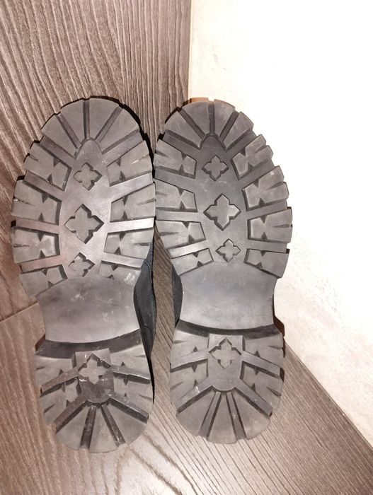 Продам ботінки недорого.