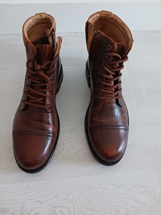 Vendo botas em couro n.43