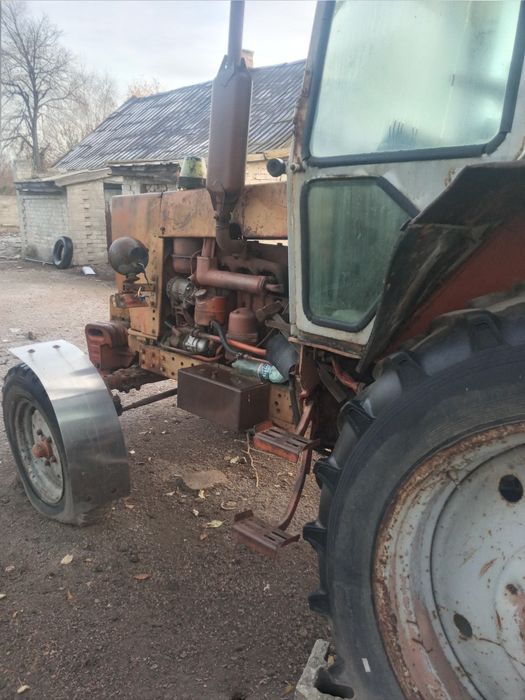 Трактор ЮМЗ,технически исправен.АКБ и солярку и поехал.Запорожская обл
